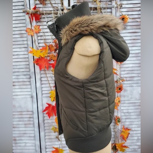 CALVIN KLEIN Hooded Faux Fur Quilted Vest - Picture 3 of 9